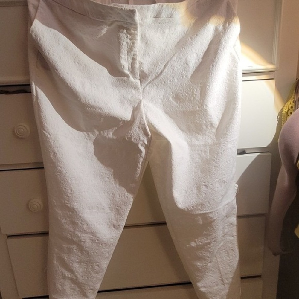 Lila Rose White/cream embossed fabric casual‎ or dressy capris